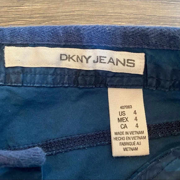 DKNY ‎ women’s blue camo shorts in size 4 - Picture 4 of 4